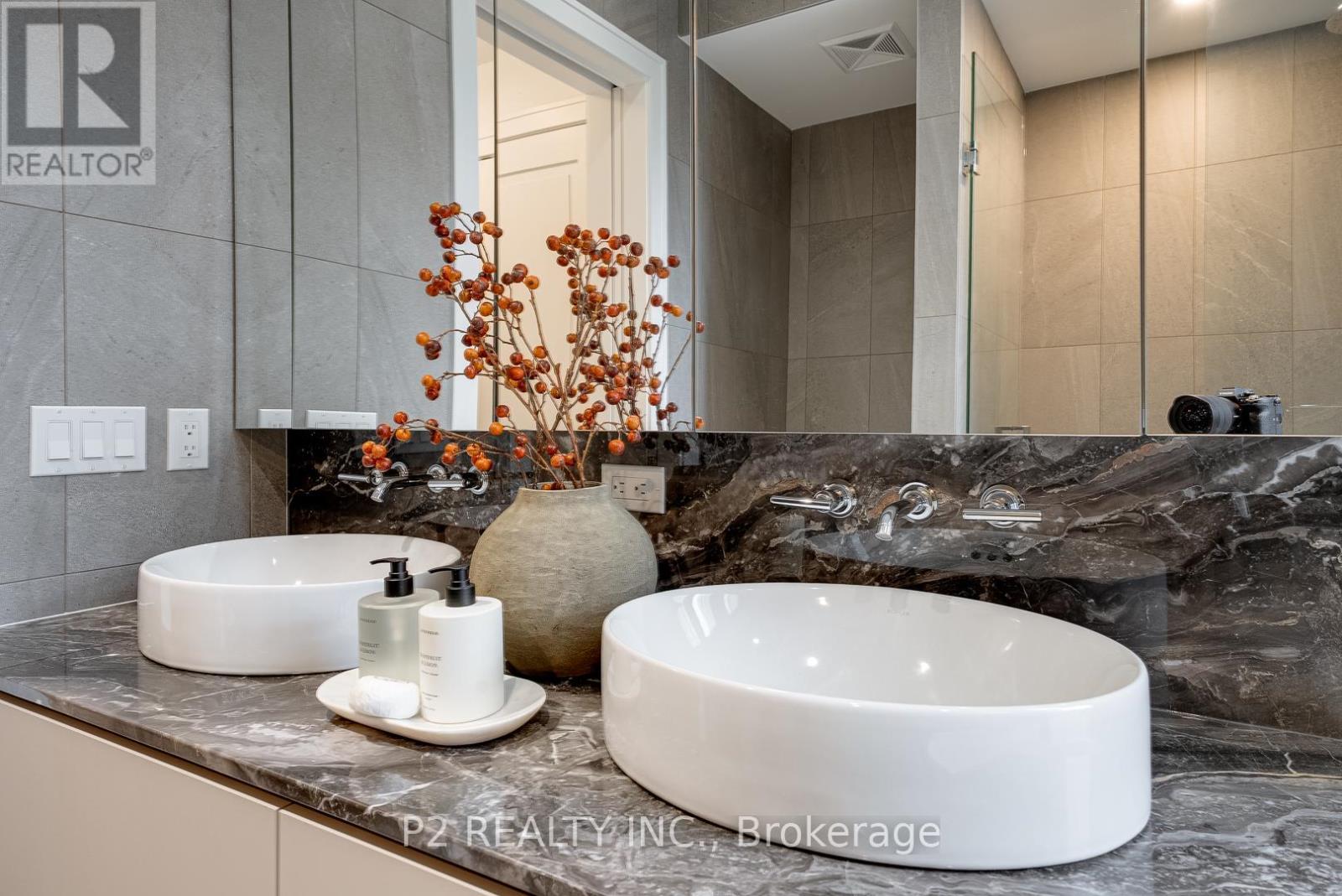 208 - 2 Forest Hill Road, Toronto, ON - Indoor Photo Showing Bathroom