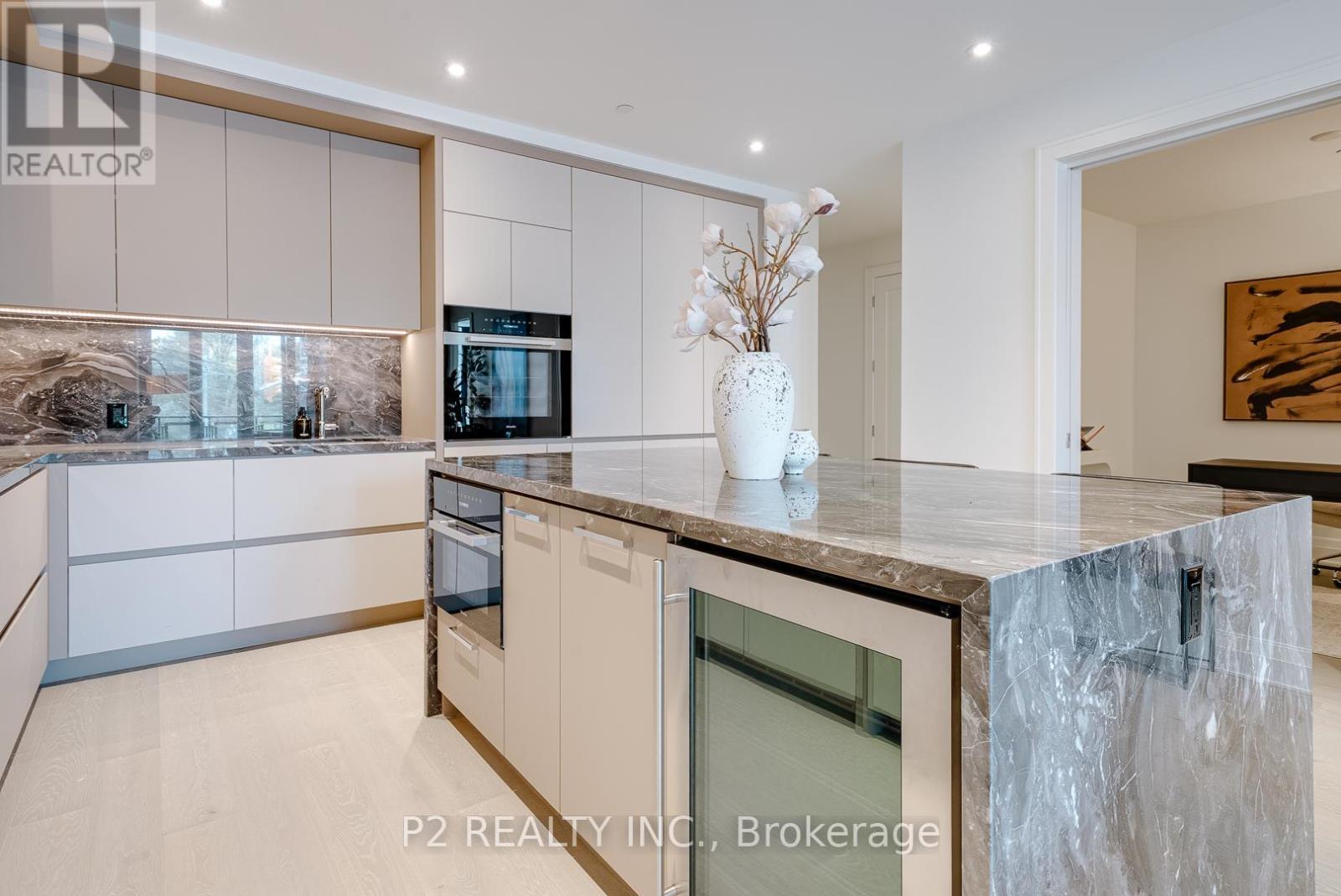208 - 2 Forest Hill Road, Toronto, ON - Indoor Photo Showing Kitchen With Upgraded Kitchen