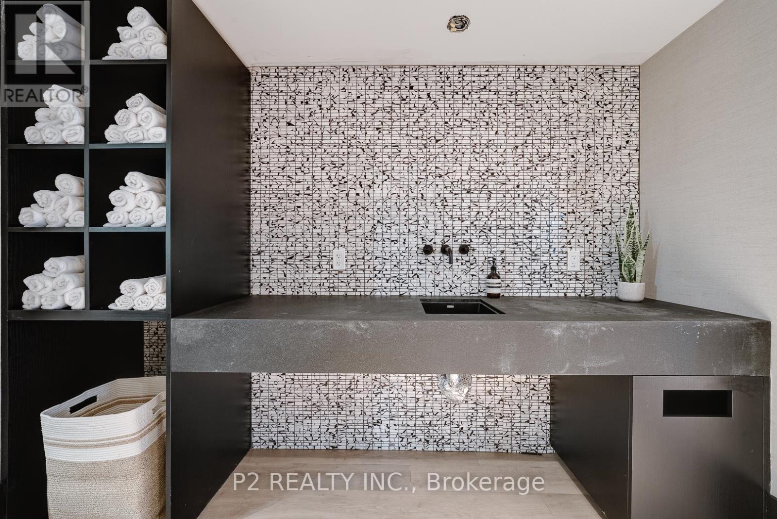 208 - 2 Forest Hill Road, Toronto, ON - Indoor