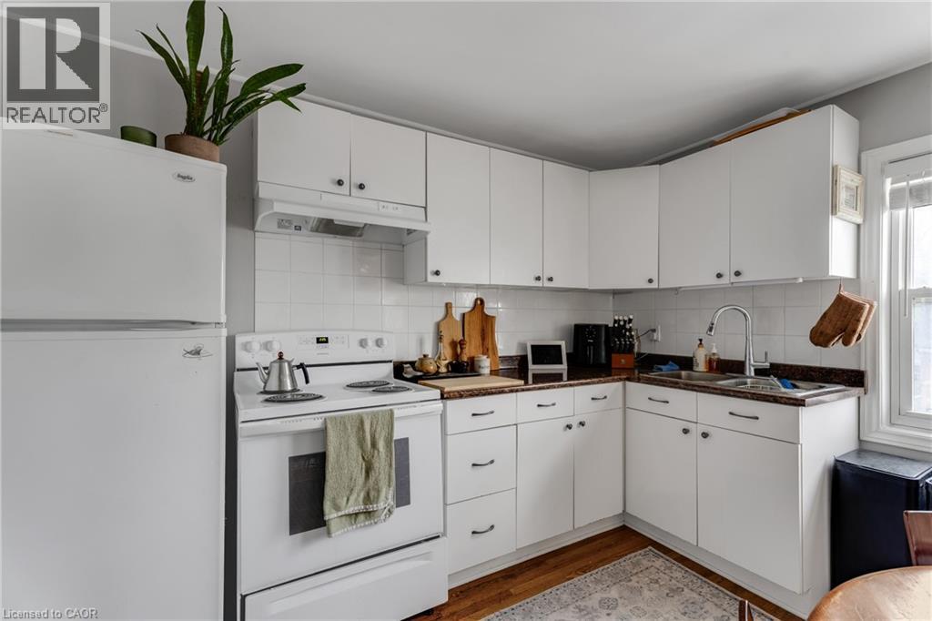 195 Victoria Street N, Kitchener, ON - Indoor Photo Showing Kitchen