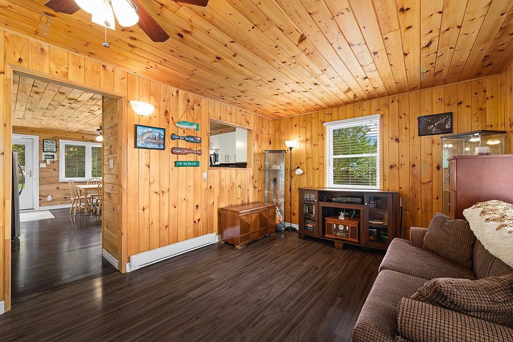 Living Room - 384 Ch. Du Lac-De-La-Truite, Mansfield-Et-Pontefract, QC - Indoor
