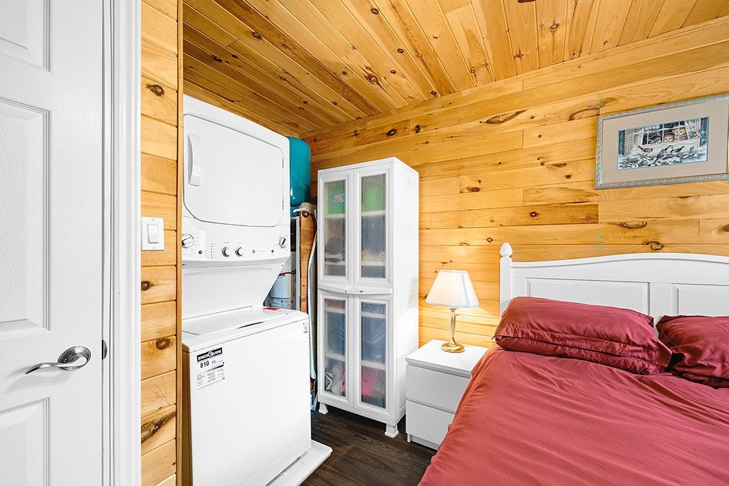 Bedroom - 384 Ch. Du Lac-De-La-Truite, Mansfield-Et-Pontefract, QC - Indoor Photo Showing Laundry Room