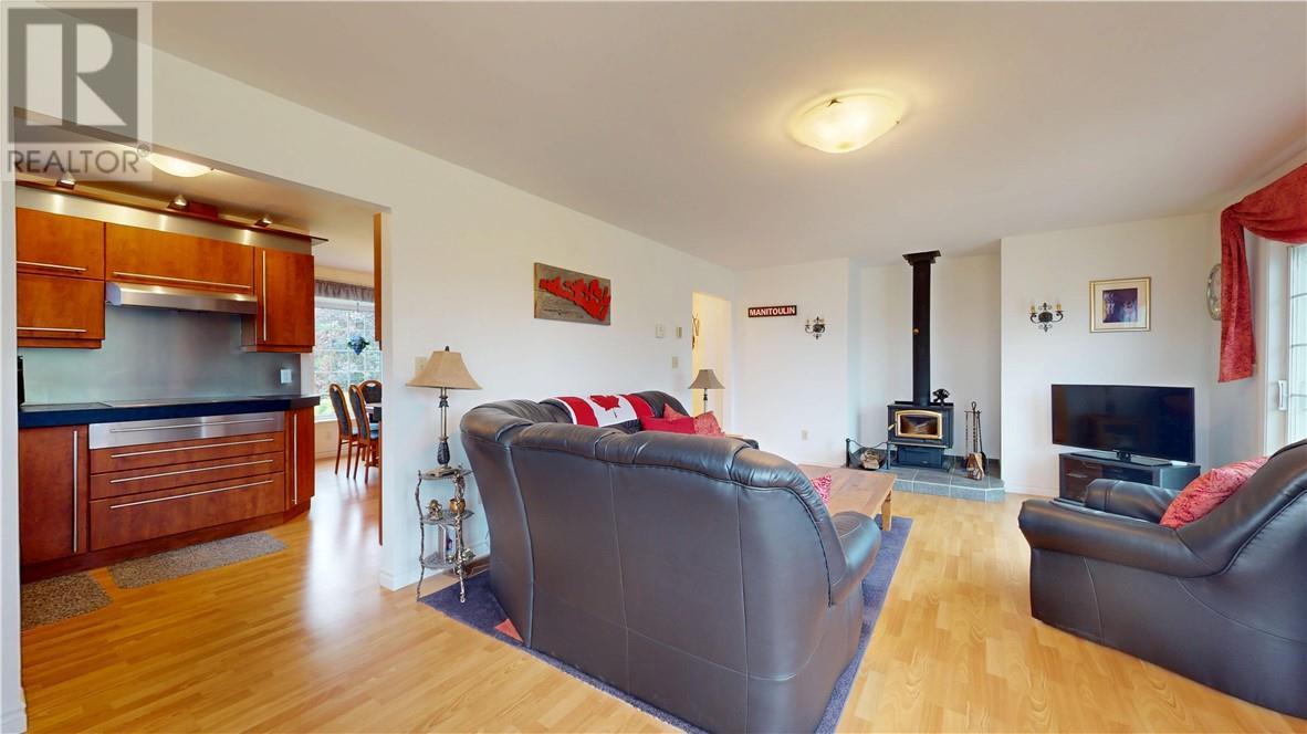 12 Islandview, Mindemoya, ON - Indoor Photo Showing Living Room
