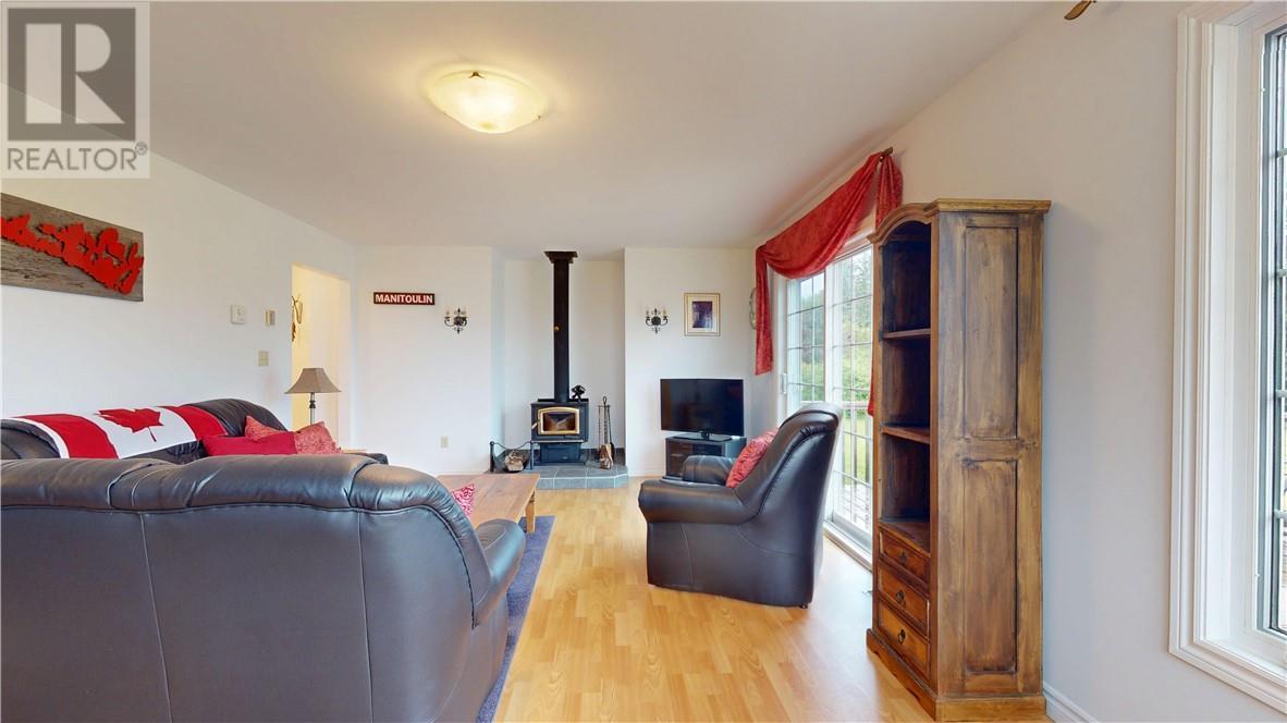 12 Islandview, Mindemoya, ON - Indoor Photo Showing Living Room