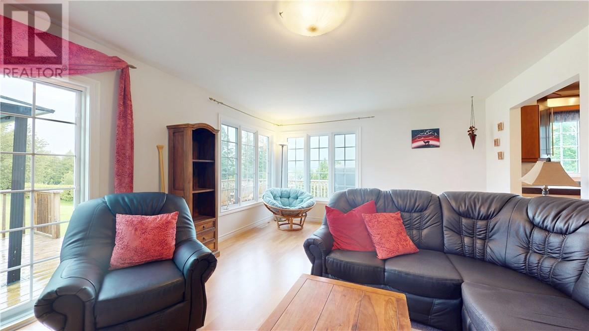 12 Islandview, Mindemoya, ON - Indoor Photo Showing Living Room