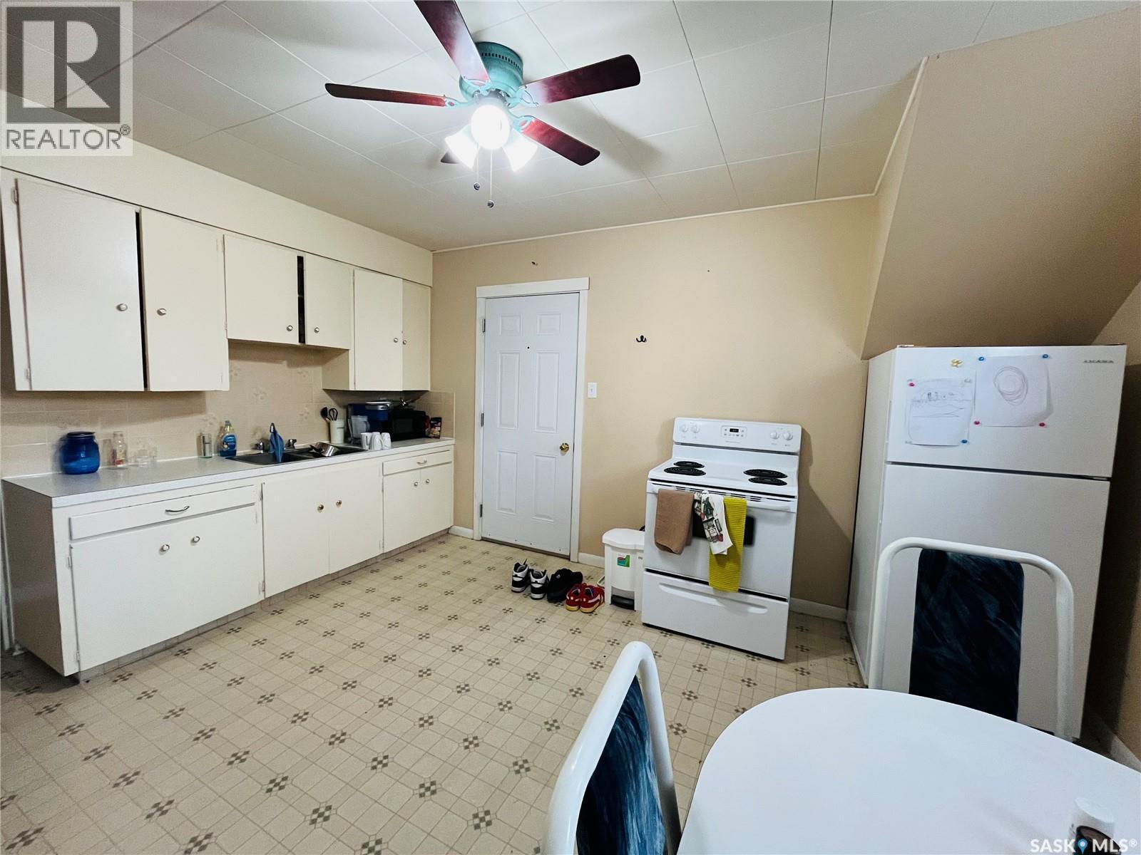 335 Chaplin Street W, Swift Current, SK - Indoor