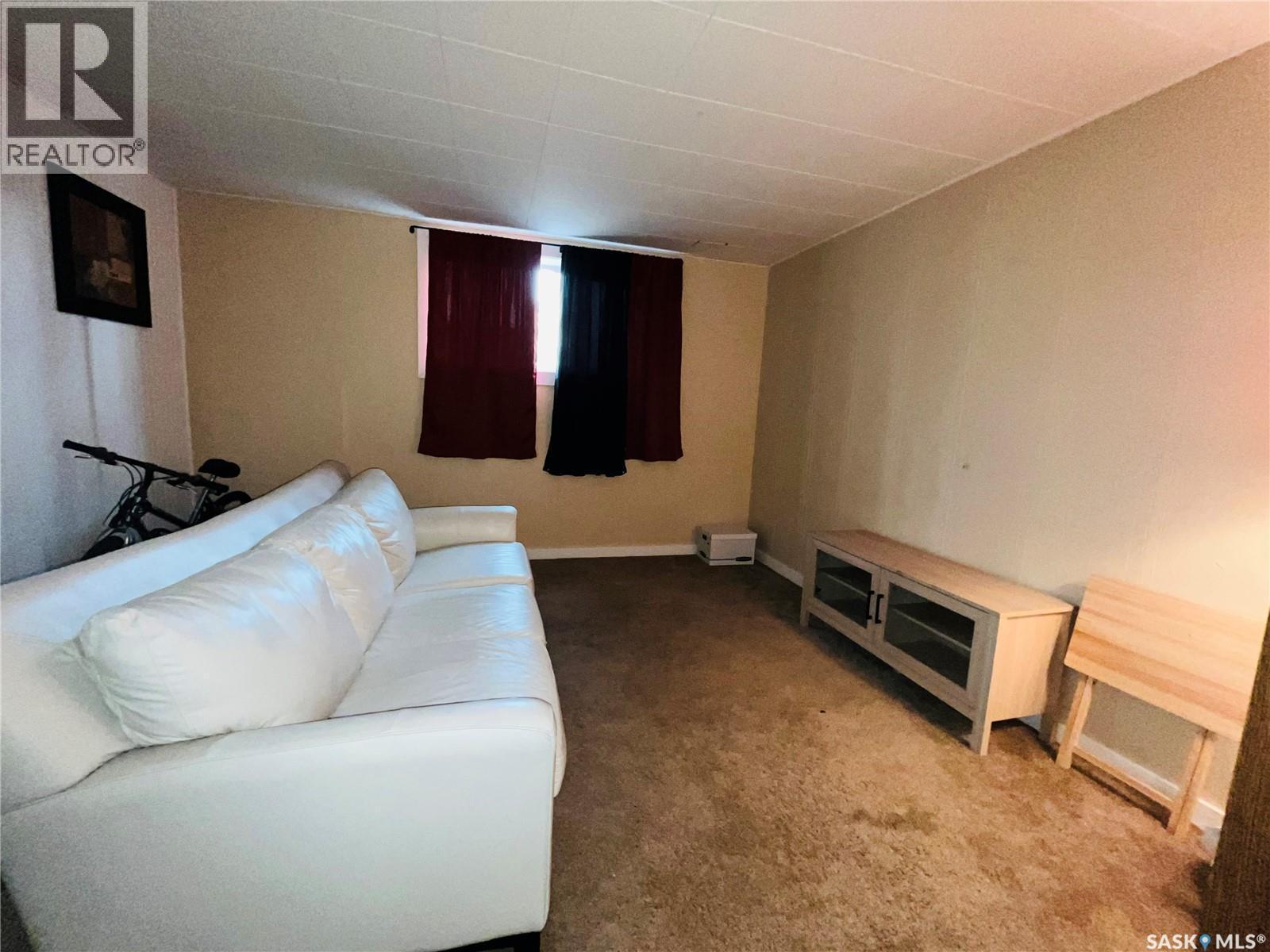 335 Chaplin Street W, Swift Current, SK - Indoor