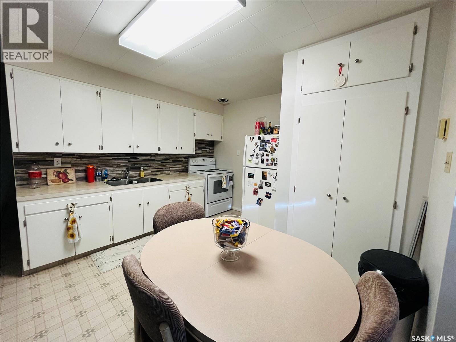 335 Chaplin Street W, Swift Current, SK - Indoor