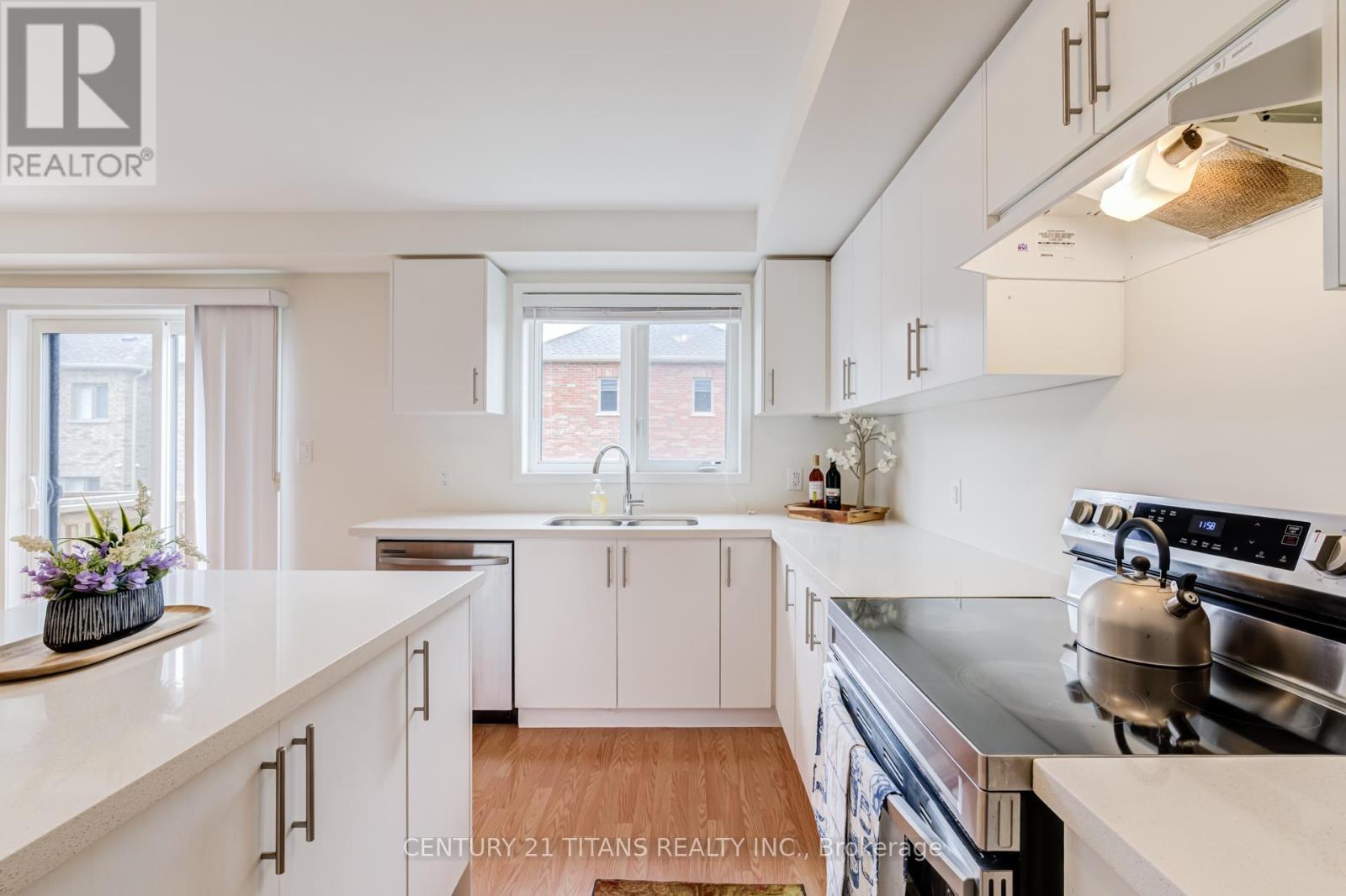 1320 Bradenton Path, Oshawa, ON - Indoor Photo Showing Kitchen With Upgraded Kitchen