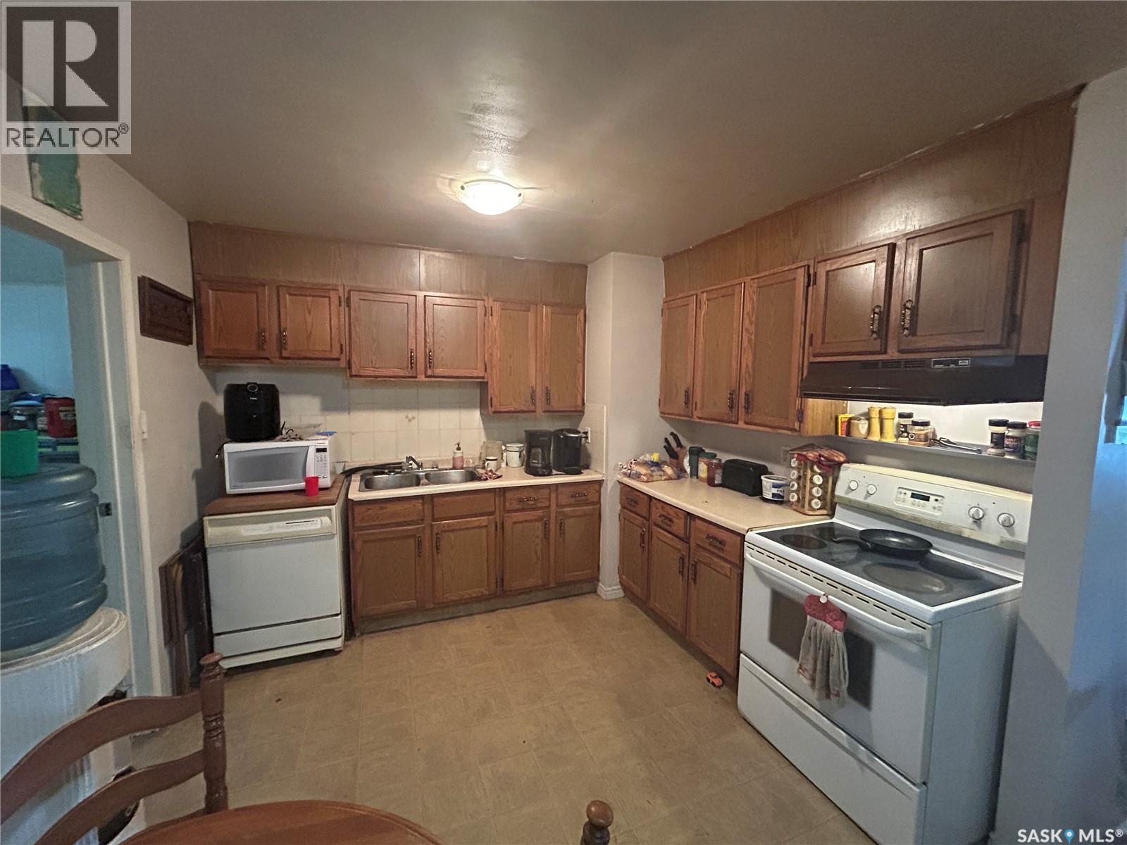 514 W Avenue S, Saskatoon, SK - Indoor Photo Showing Kitchen With Double Sink