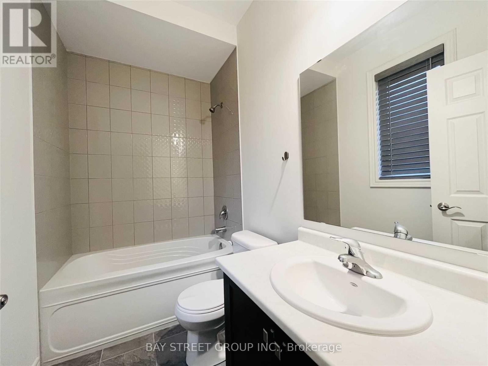 25 Mcisaac Drive, Springwater, ON - Indoor Photo Showing Bathroom