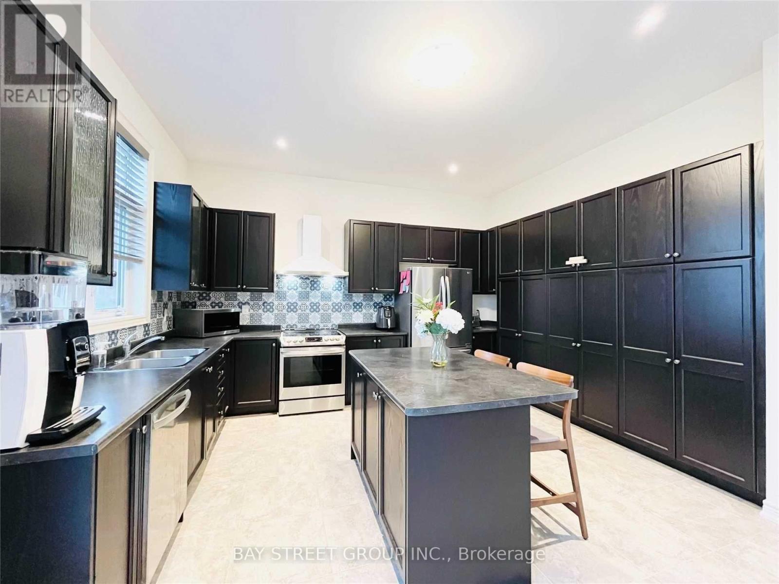 25 Mcisaac Drive, Springwater, ON - Indoor Photo Showing Kitchen With Double Sink With Upgraded Kitchen