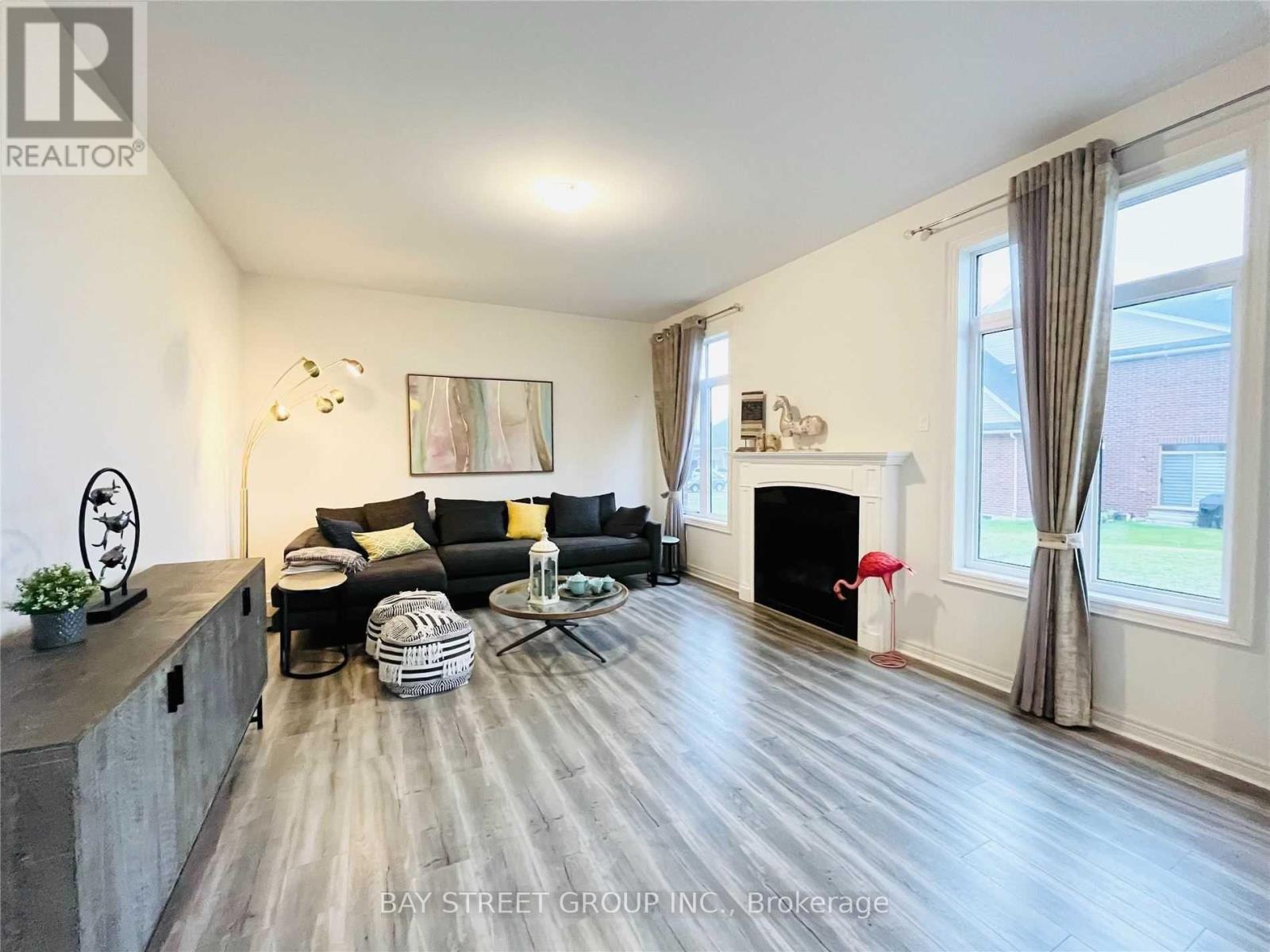 25 Mcisaac Drive, Springwater, ON - Indoor Photo Showing Living Room