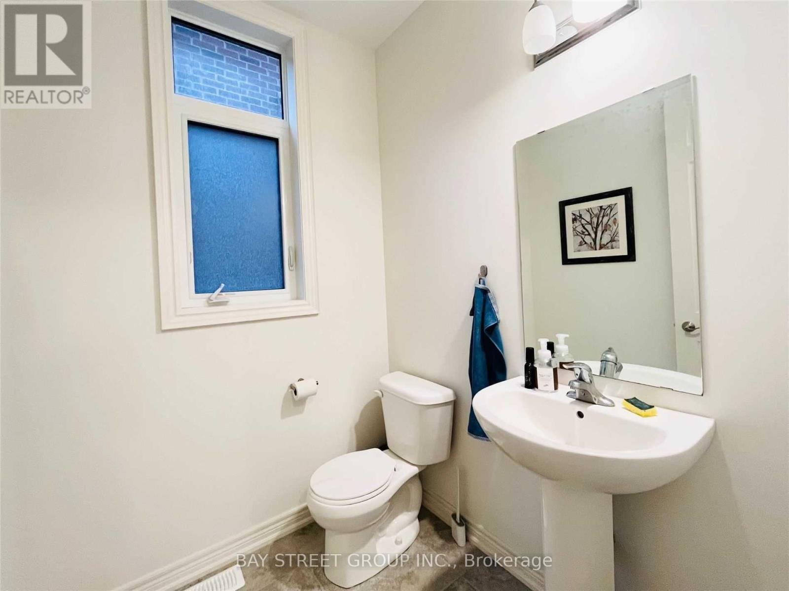25 Mcisaac Drive, Springwater, ON - Indoor Photo Showing Bathroom