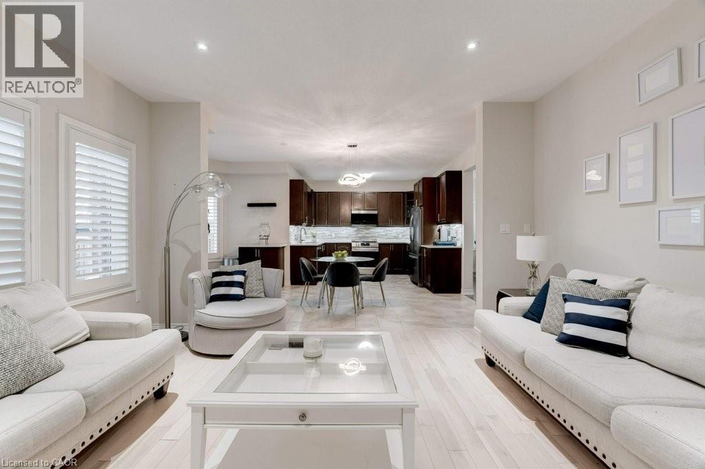 85 Showcase Drive, Hamilton, ON - Indoor Photo Showing Living Room