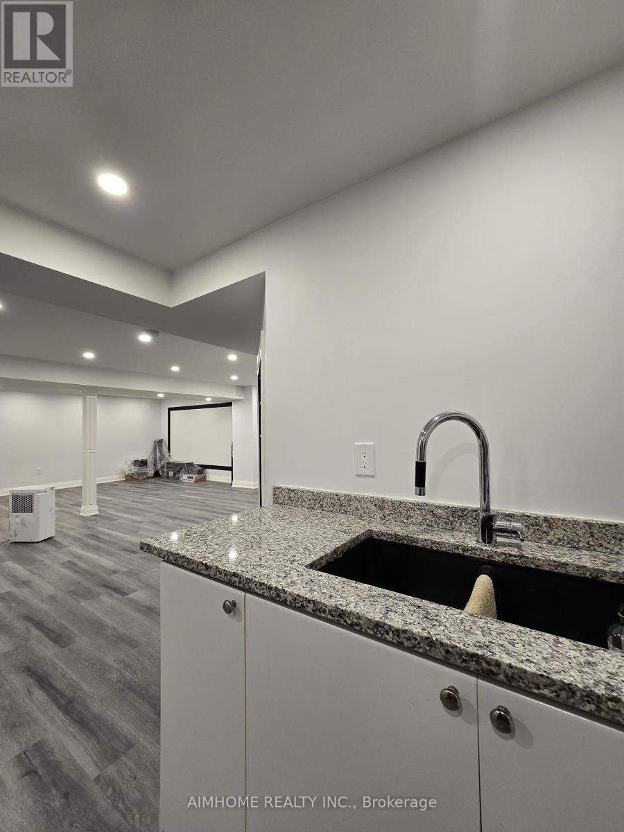 137 Mcclellan Way, Aurora, ON - Indoor Photo Showing Kitchen With Double Sink