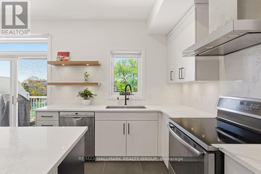 8 Pondside Private, Ottawa, ON - Indoor Photo Showing Kitchen