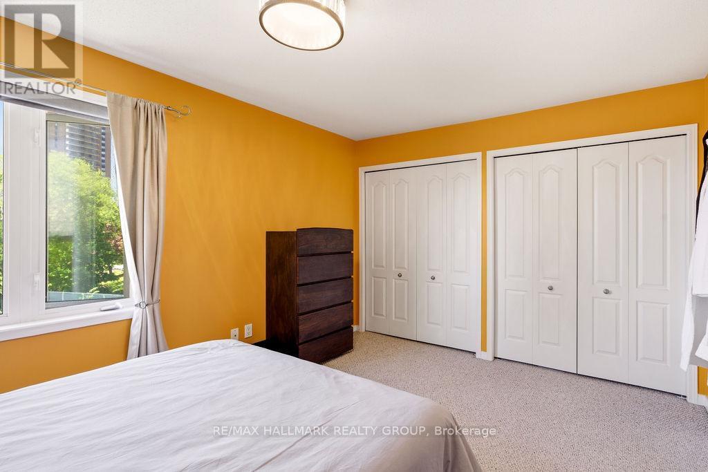8 Pondside Private, Ottawa, ON - Indoor Photo Showing Bedroom