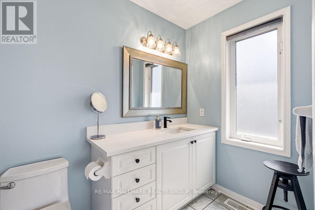 3PC En-Suite in Primary Bedroom - 8 Pondside Private, Ottawa, ON - Indoor Photo Showing Bathroom