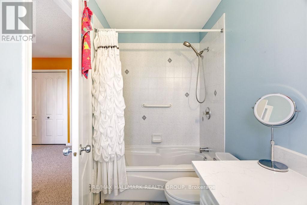 8 Pondside Private, Ottawa, ON - Indoor Photo Showing Bathroom