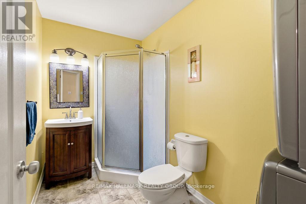 8 Pondside Private, Ottawa, ON - Indoor Photo Showing Bathroom