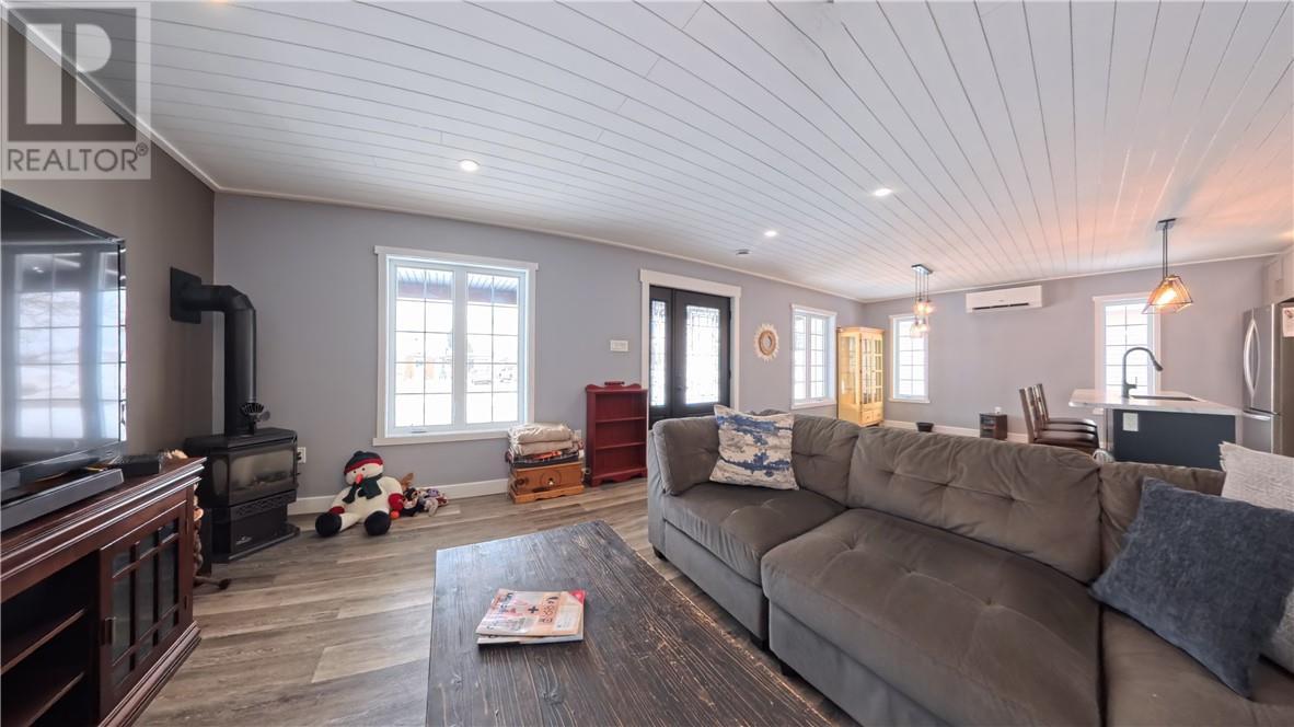 29 Vankoughnet St. E., Little Current, ON - Indoor Photo Showing Living Room