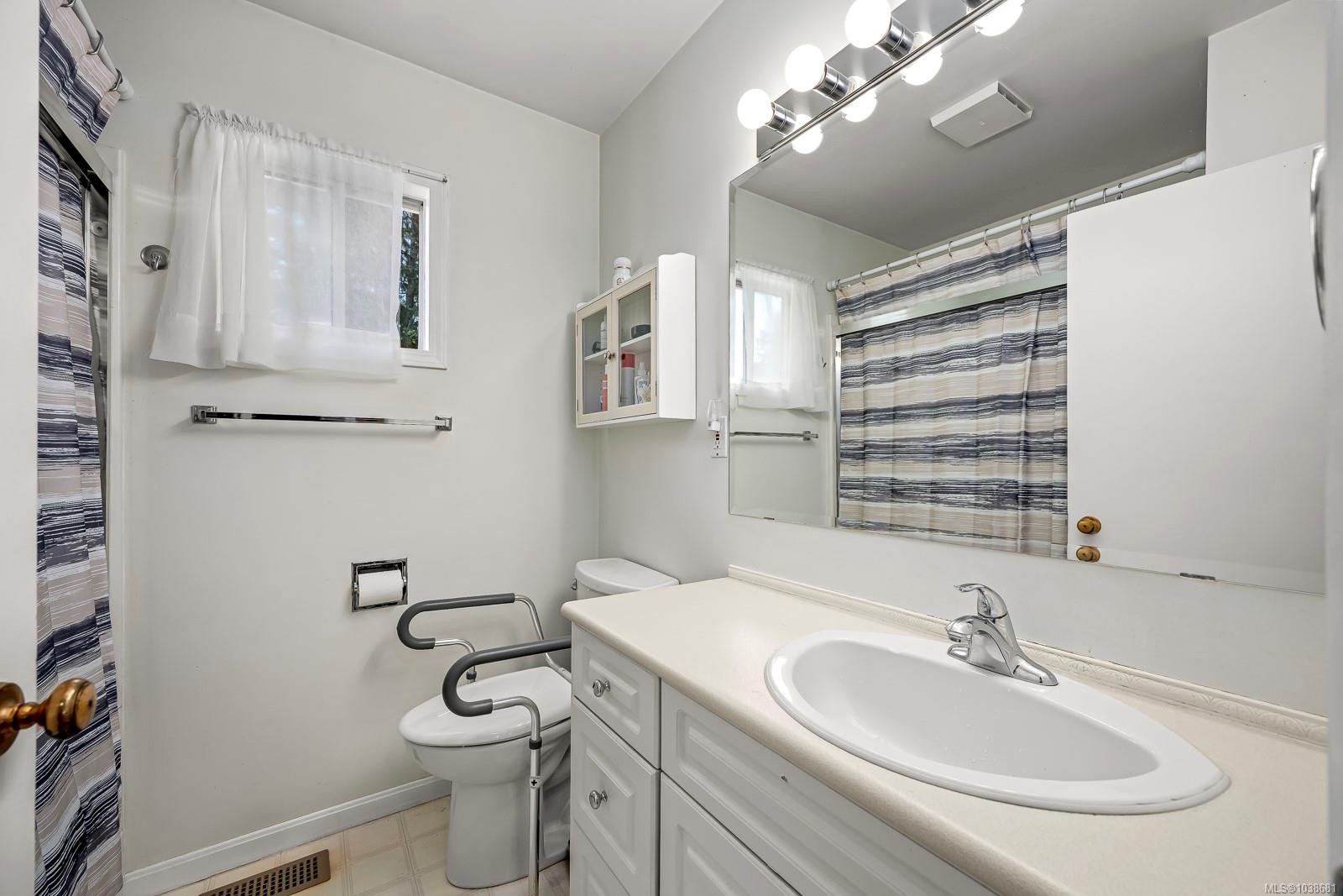 1617 Robb Ave, Comox, BC