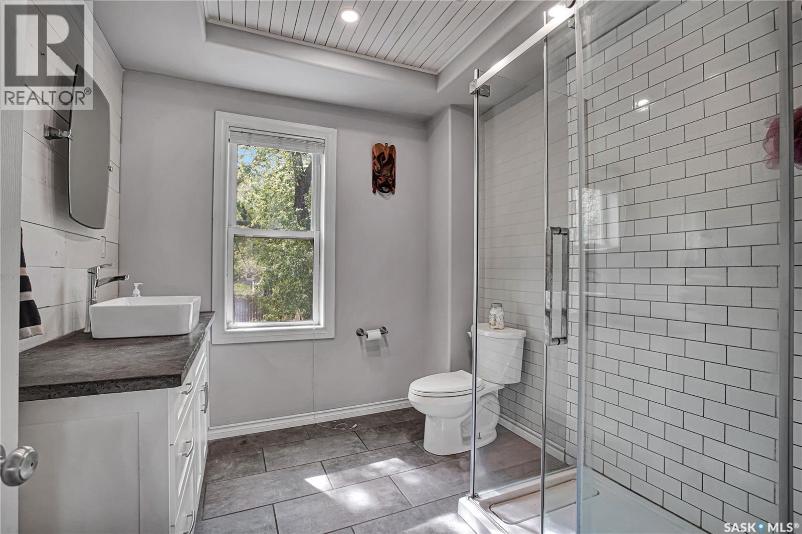 213 H Avenue N, Saskatoon, SK - Indoor Photo Showing Bathroom