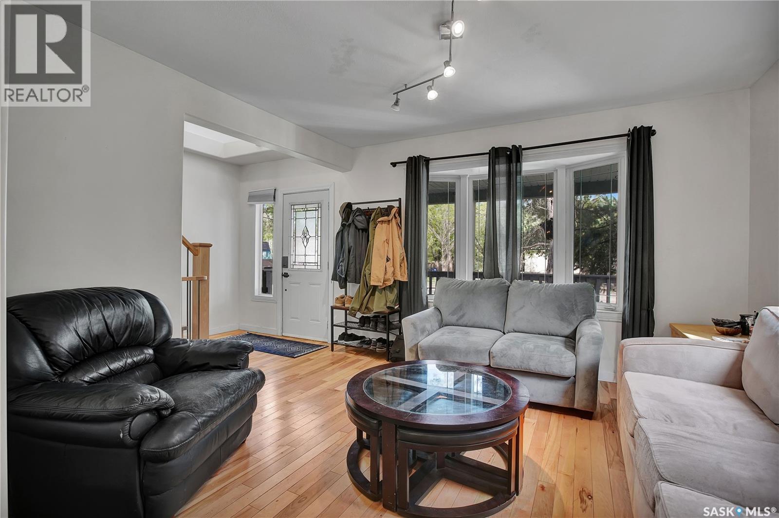 213 H Avenue N, Saskatoon, SK - Indoor Photo Showing Living Room
