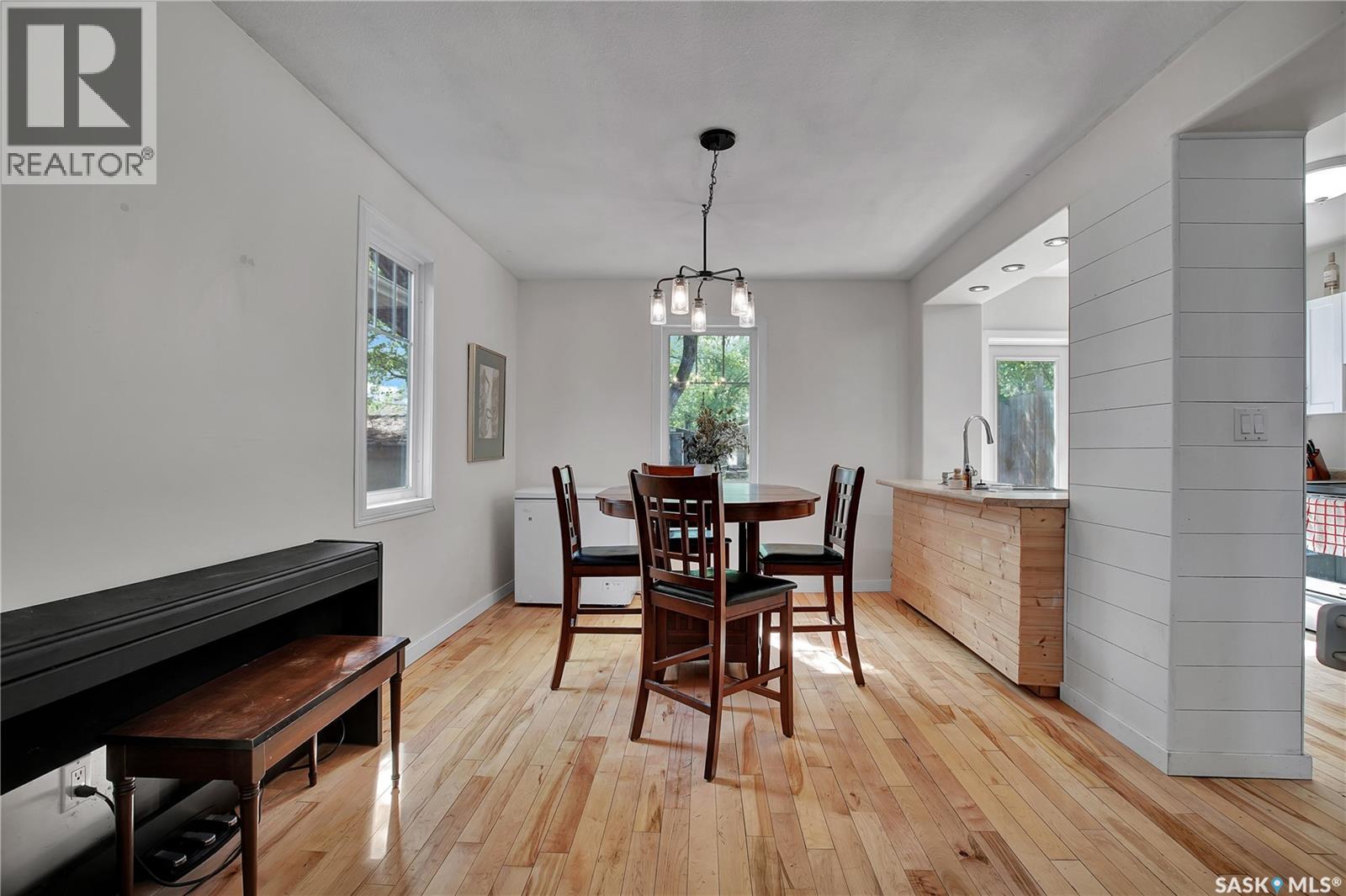 213 H Avenue N, Saskatoon, SK - Indoor Photo Showing Dining Room