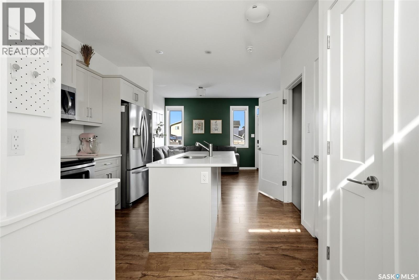 3270 Chuka Boulevard, Regina, SK - Indoor Photo Showing Kitchen