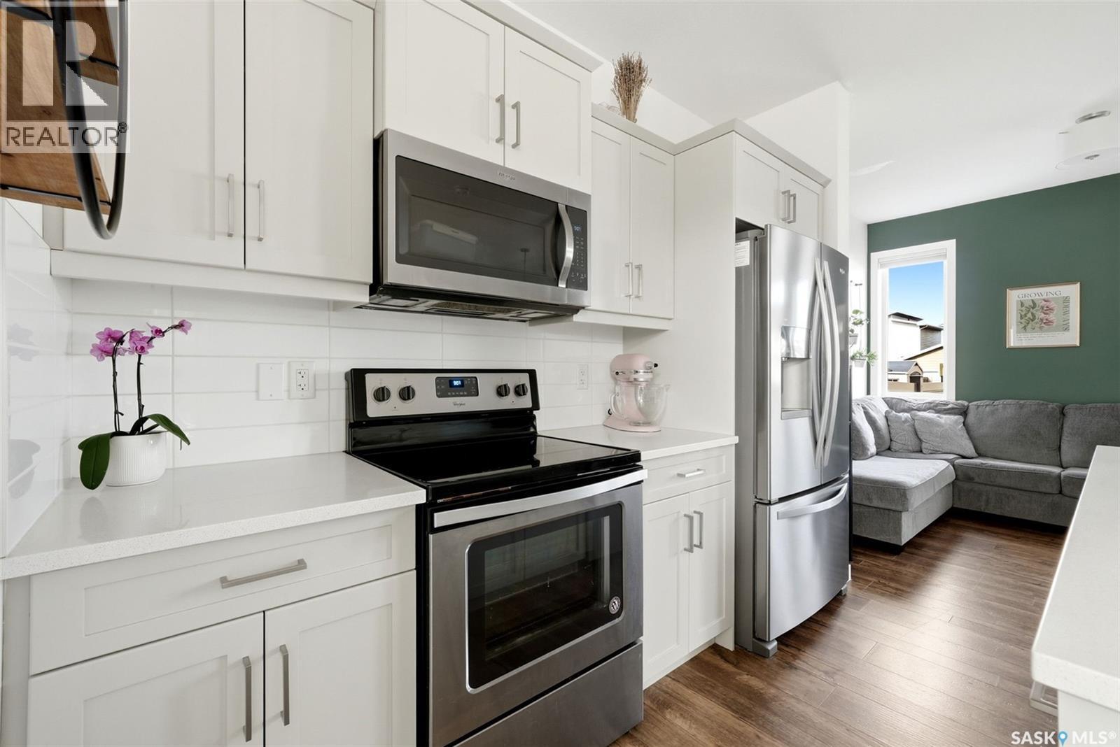 3270 Chuka Boulevard, Regina, SK - Indoor Photo Showing Kitchen With Stainless Steel Kitchen