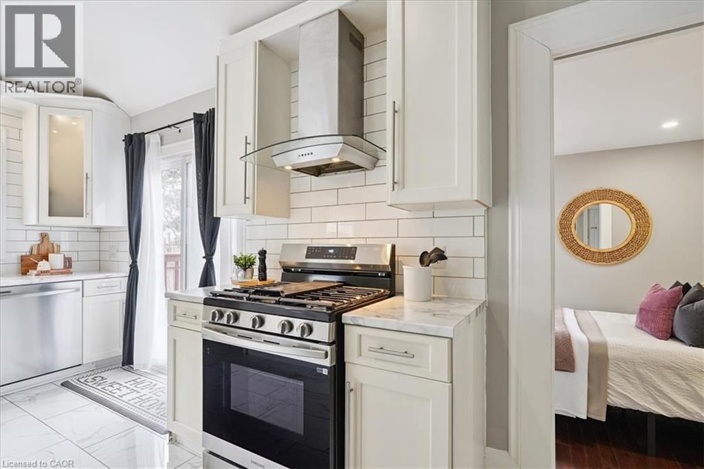 32 Allan Avenue, Hamilton, ON - Indoor Photo Showing Kitchen