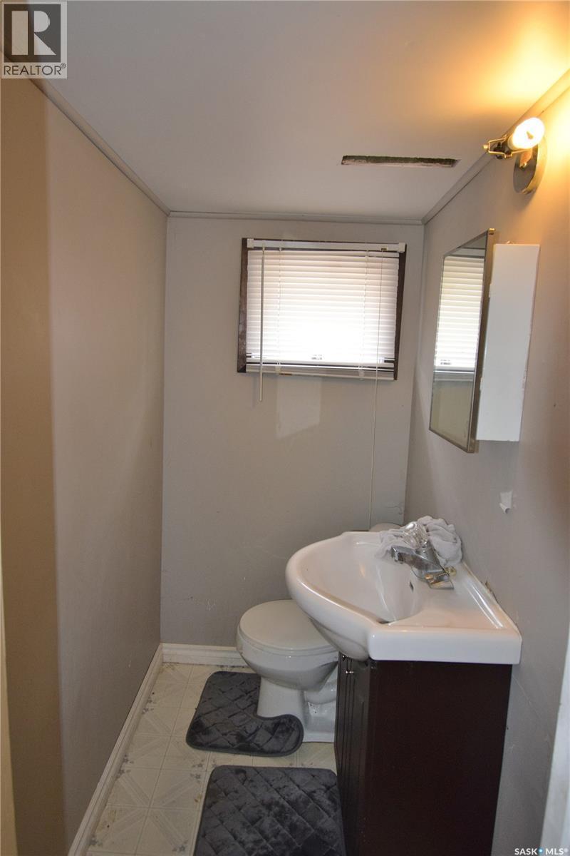 579 25Th Street E, Prince Albert, SK - Indoor Photo Showing Bathroom