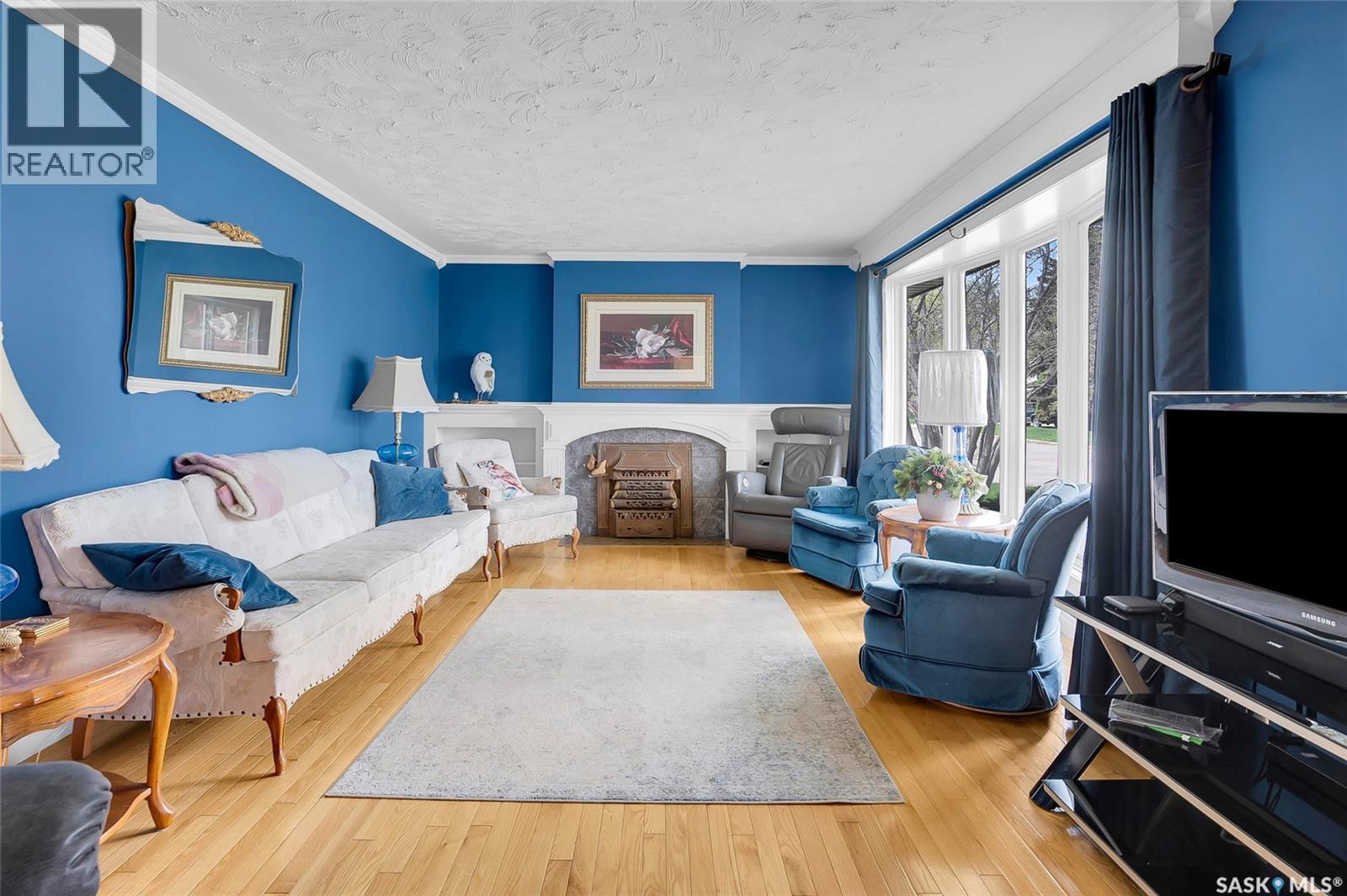 444 Q Avenue N, Saskatoon, SK - Indoor Photo Showing Living Room