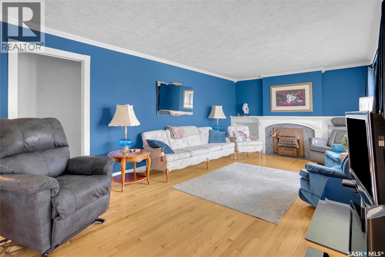 444 Q Avenue N, Saskatoon, SK - Indoor Photo Showing Living Room