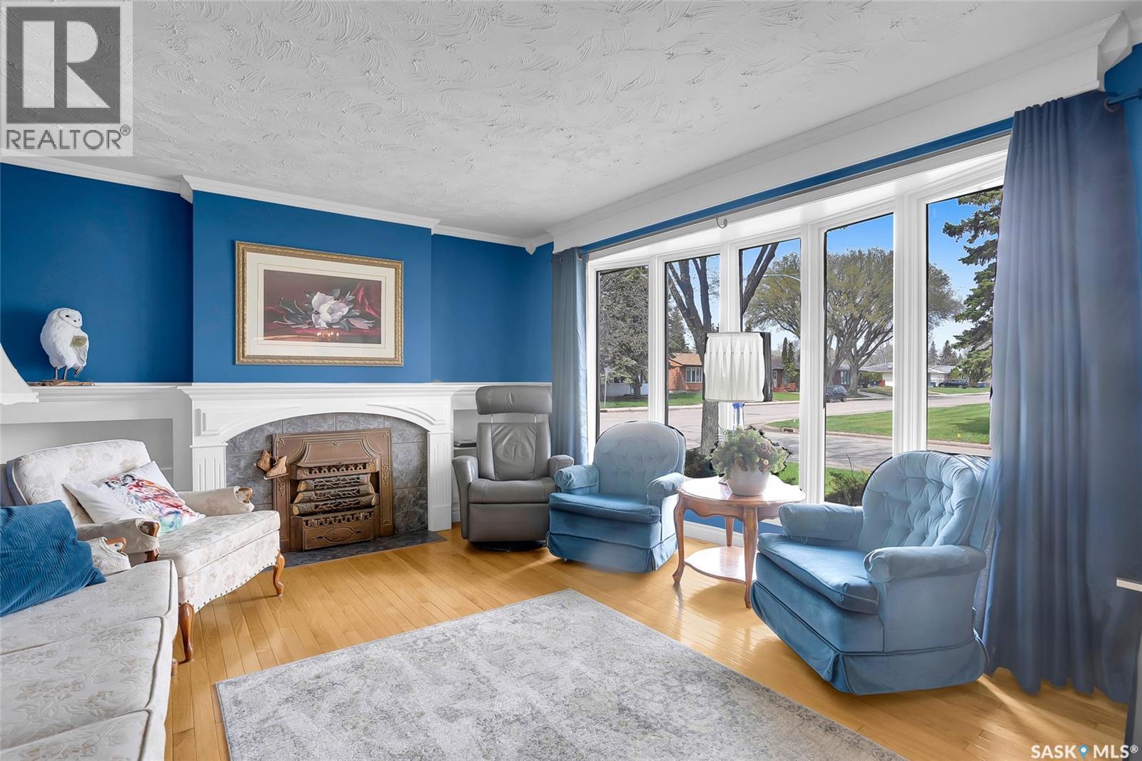 444 Q Avenue N, Saskatoon, SK - Indoor Photo Showing Living Room