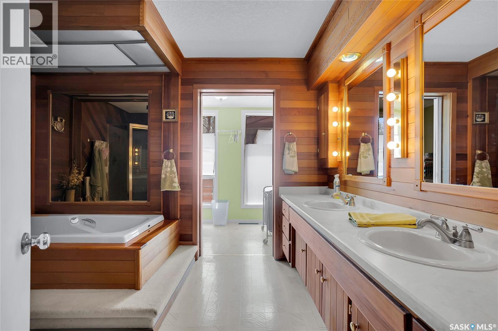 444 Q Avenue N, Saskatoon, SK - Indoor Photo Showing Bathroom