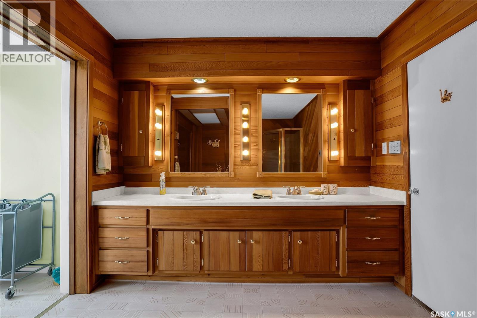 444 Q Avenue N, Saskatoon, SK - Indoor Photo Showing Bathroom