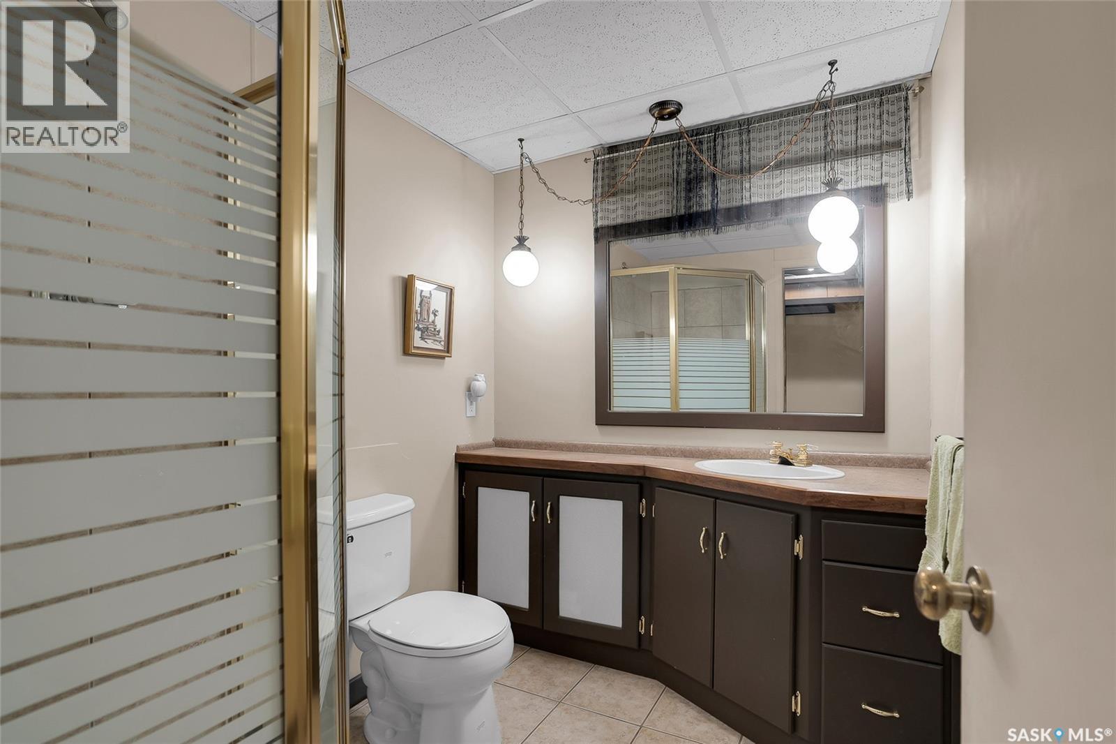 444 Q Avenue N, Saskatoon, SK - Indoor Photo Showing Bathroom