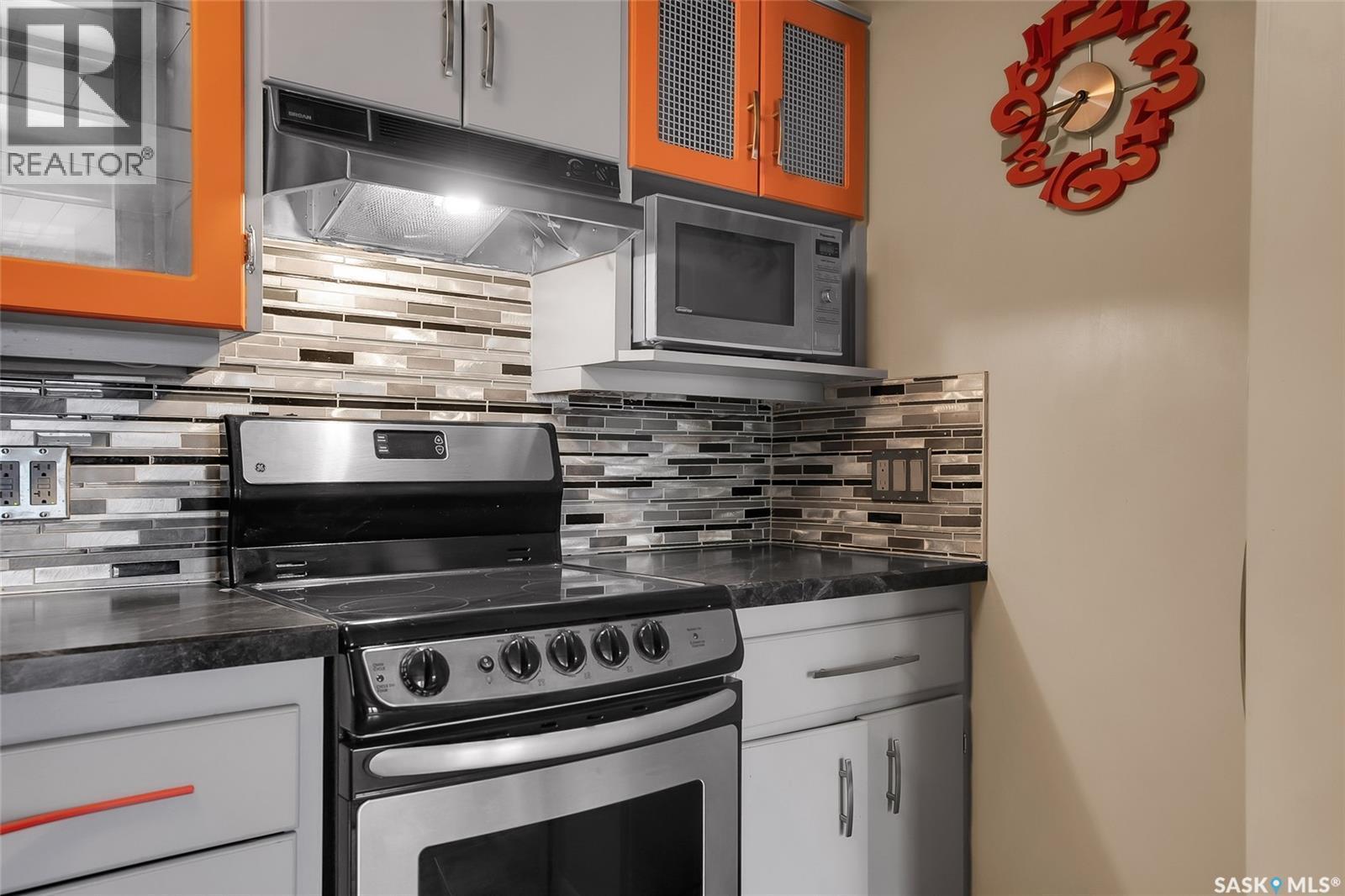 444 Q Avenue N, Saskatoon, SK - Indoor Photo Showing Kitchen