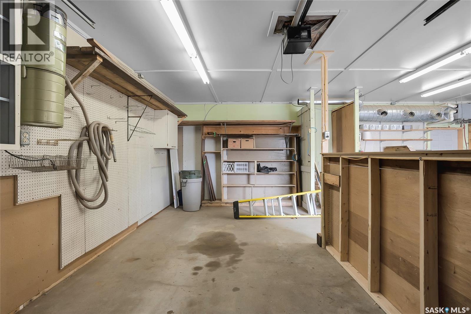 444 Q Avenue N, Saskatoon, SK - Indoor Photo Showing Garage