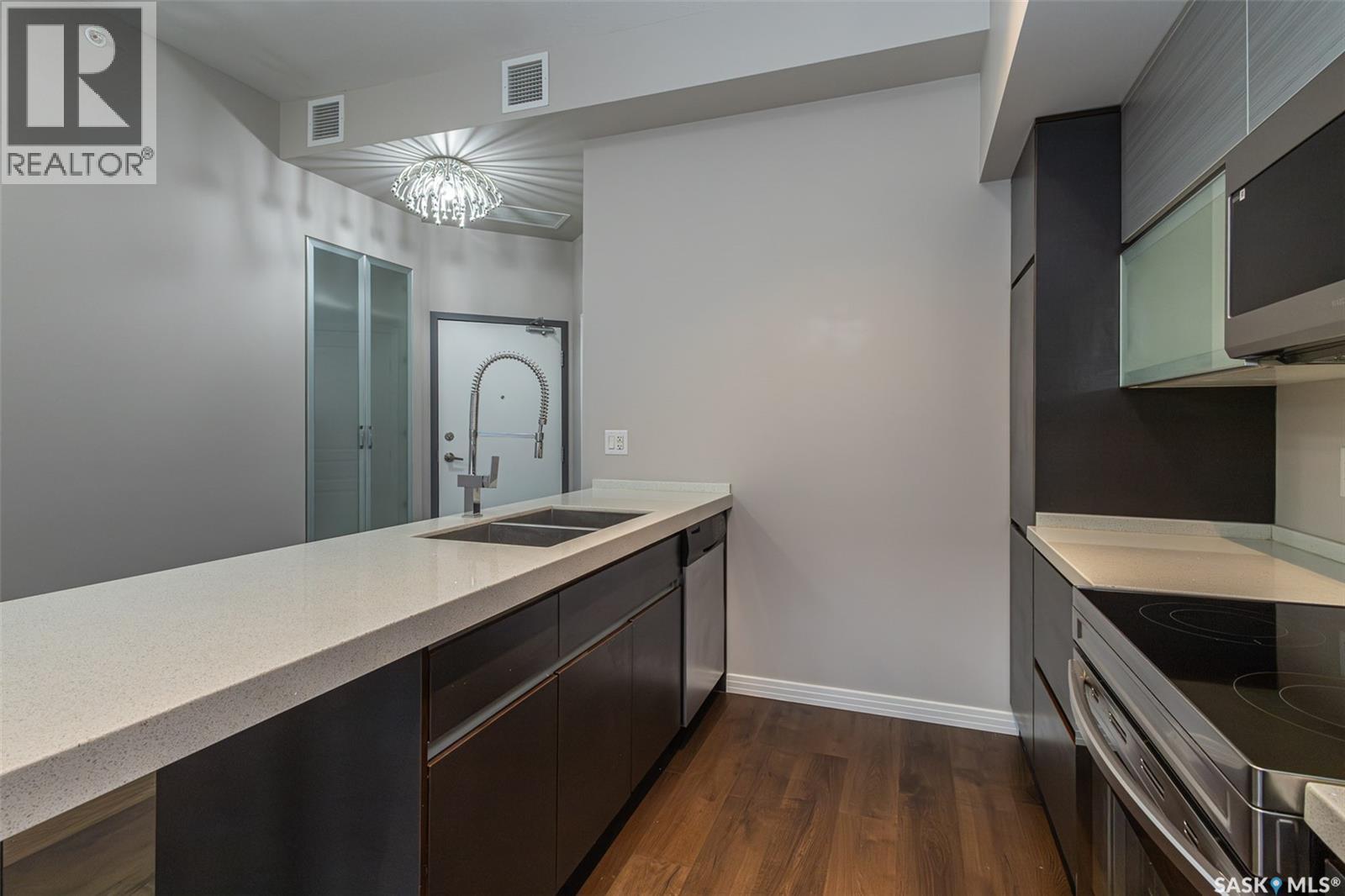 307 225 Maningas Bend, Saskatoon, SK - Indoor Photo Showing Kitchen With Double Sink