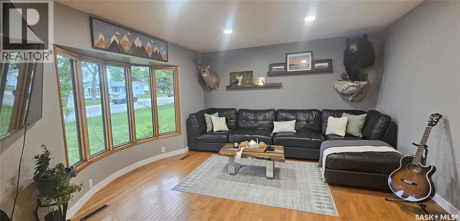 1406 Ashley Drive, Swift Current, SK - Indoor Photo Showing Living Room