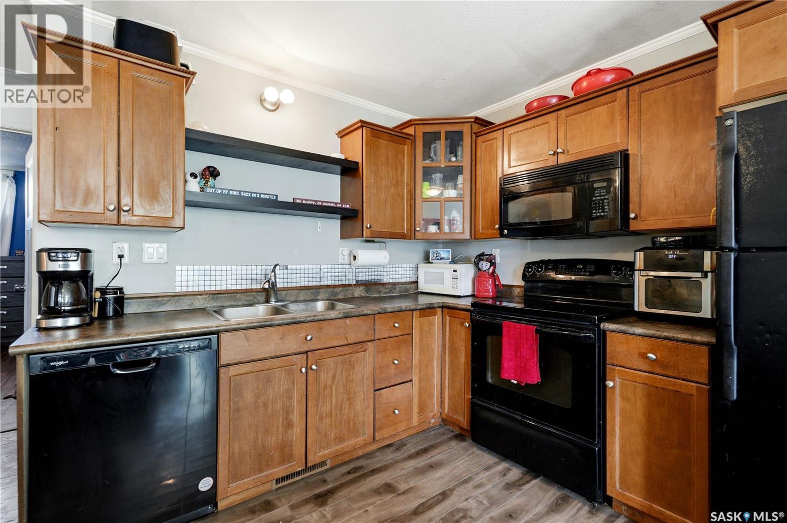 705 1022 Hampton Circle, Saskatoon, SK - Indoor Photo Showing Kitchen With Double Sink