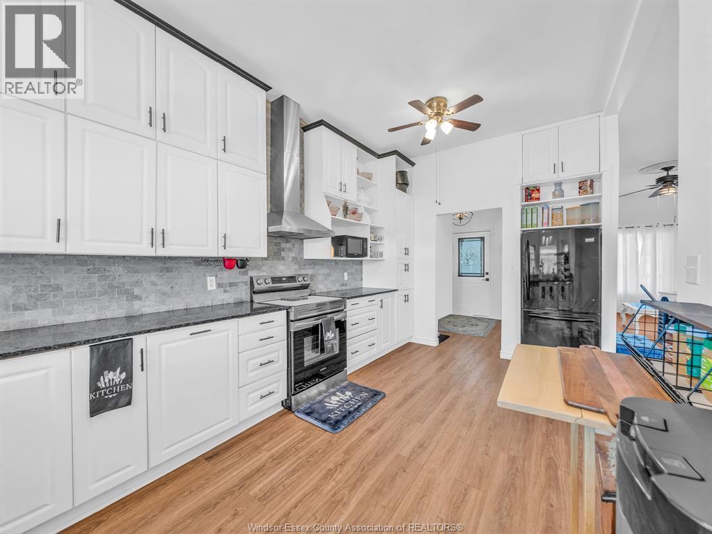2115 Longfellow, Windsor, ON - Indoor Photo Showing Kitchen