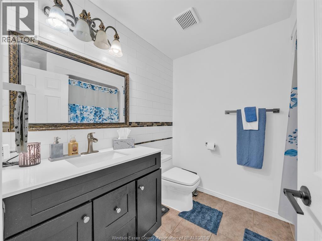 2115 Longfellow, Windsor, ON - Indoor Photo Showing Bathroom