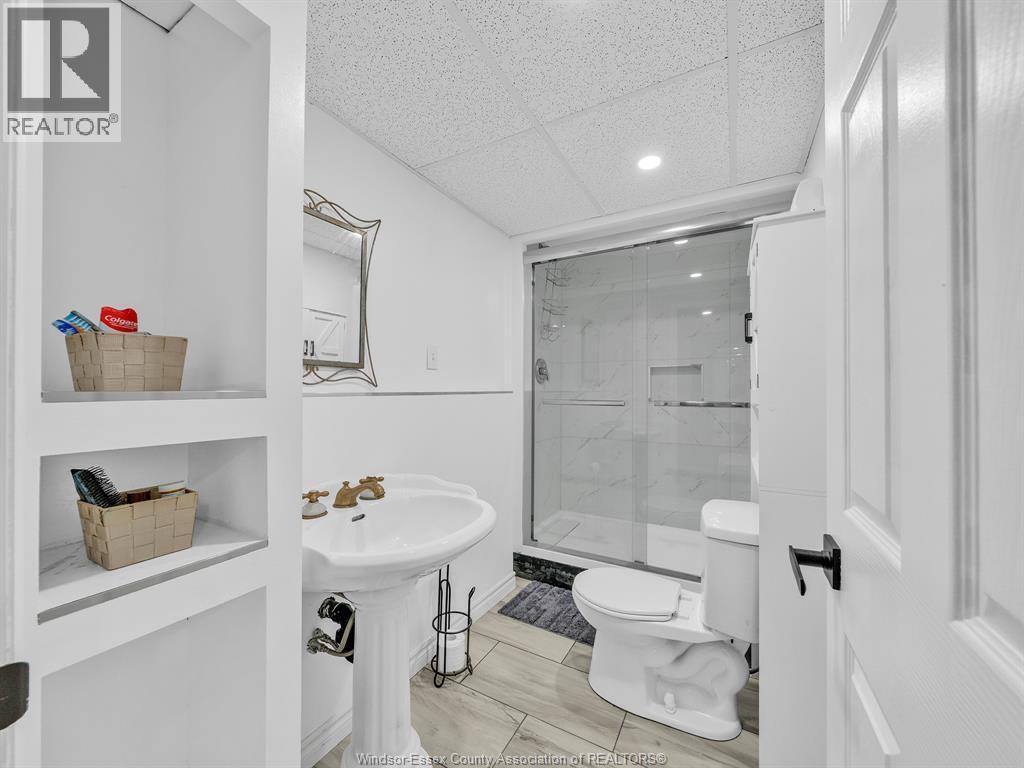 2115 Longfellow, Windsor, ON - Indoor Photo Showing Bathroom
