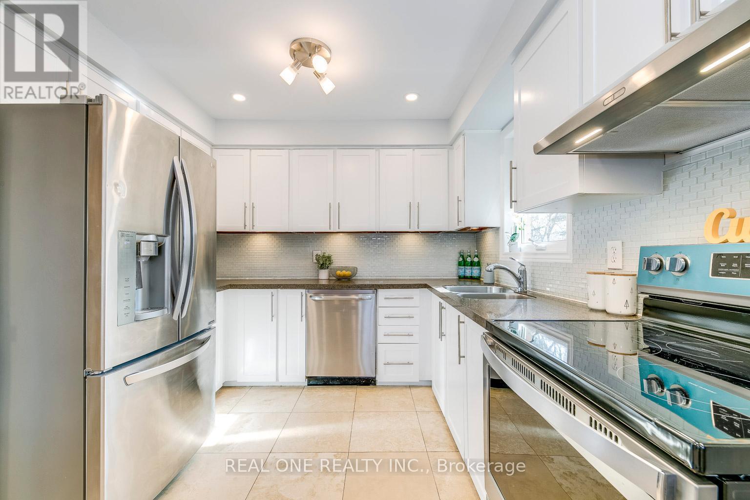 533 Tipperton Crescent, Oakville, ON - Indoor Photo Showing Kitchen With Double Sink