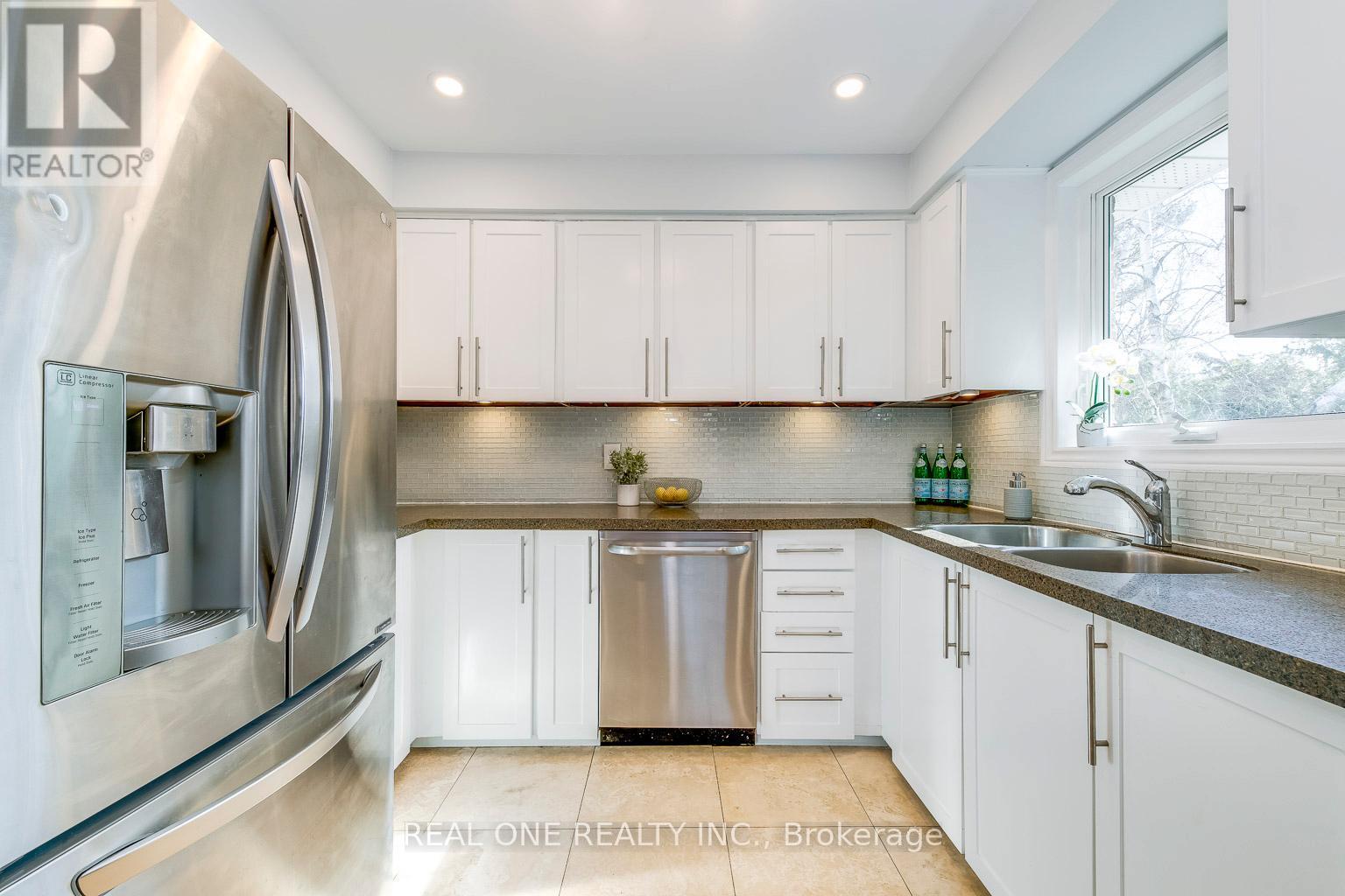 533 Tipperton Crescent, Oakville, ON - Indoor Photo Showing Kitchen With Double Sink
